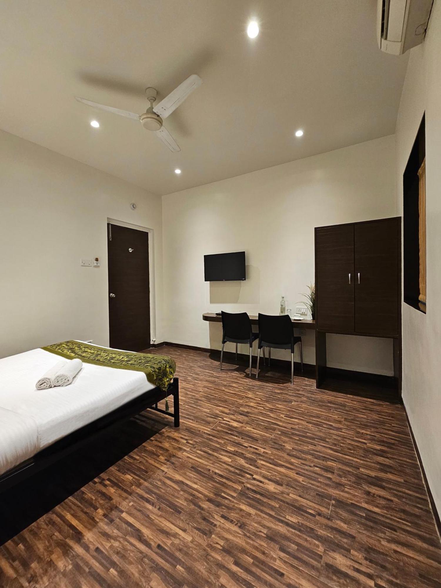 Hotel Kumkum Mumbai  Buitenkant foto