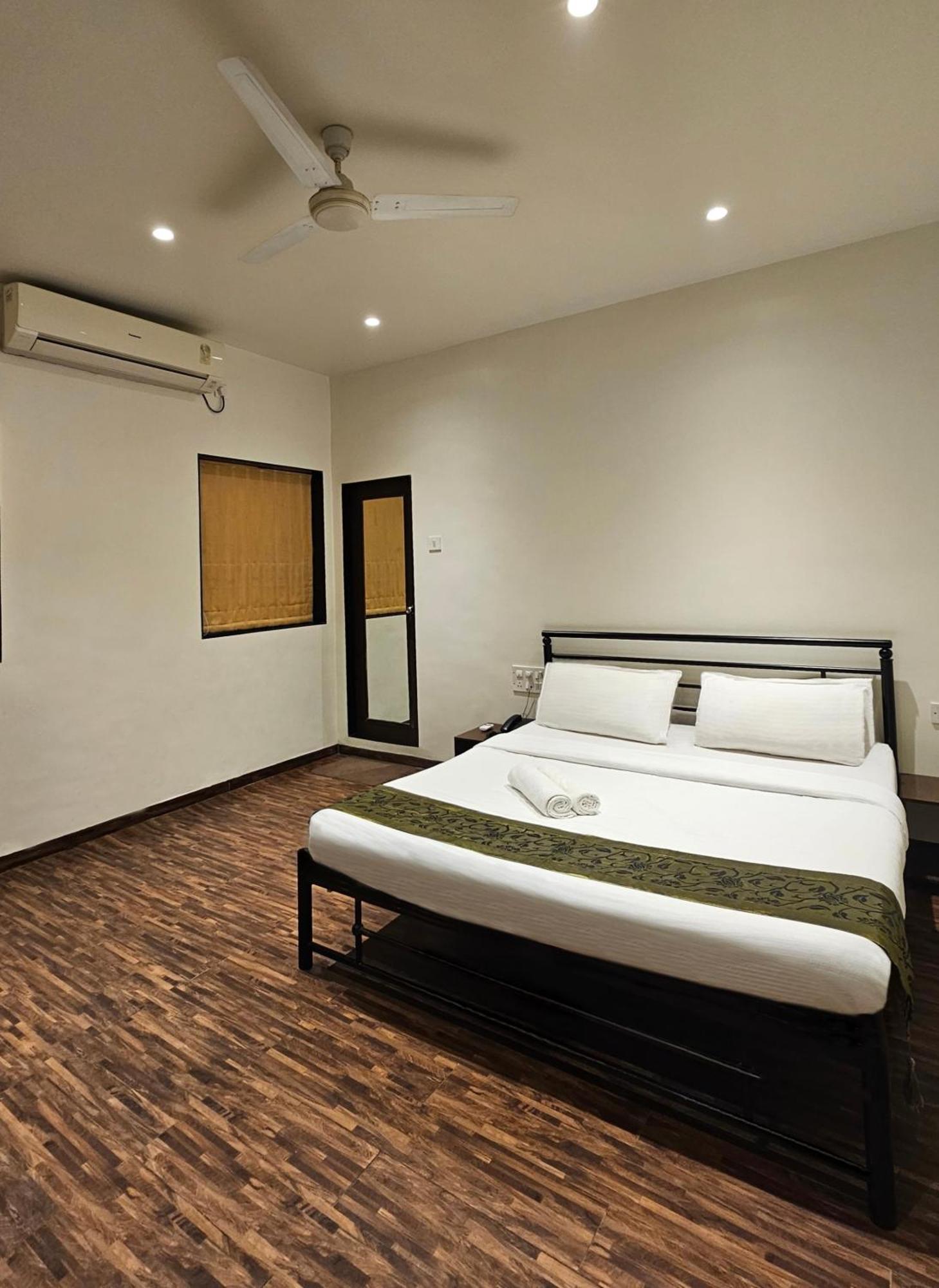 Hotel Kumkum Mumbai  Buitenkant foto
